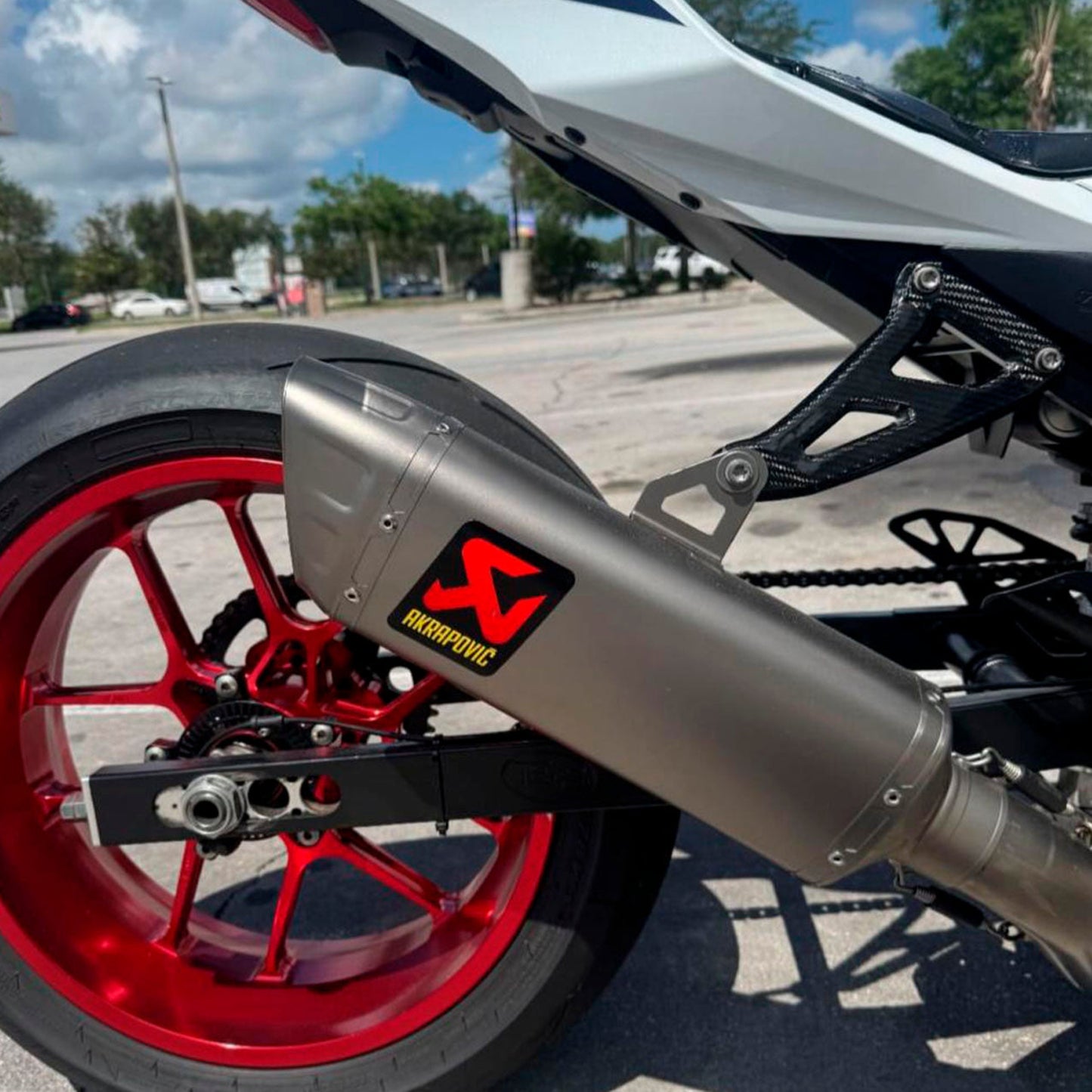 Suzuki gsxr1000 2017+ twill exhaust bracket - Plain or with color flakes