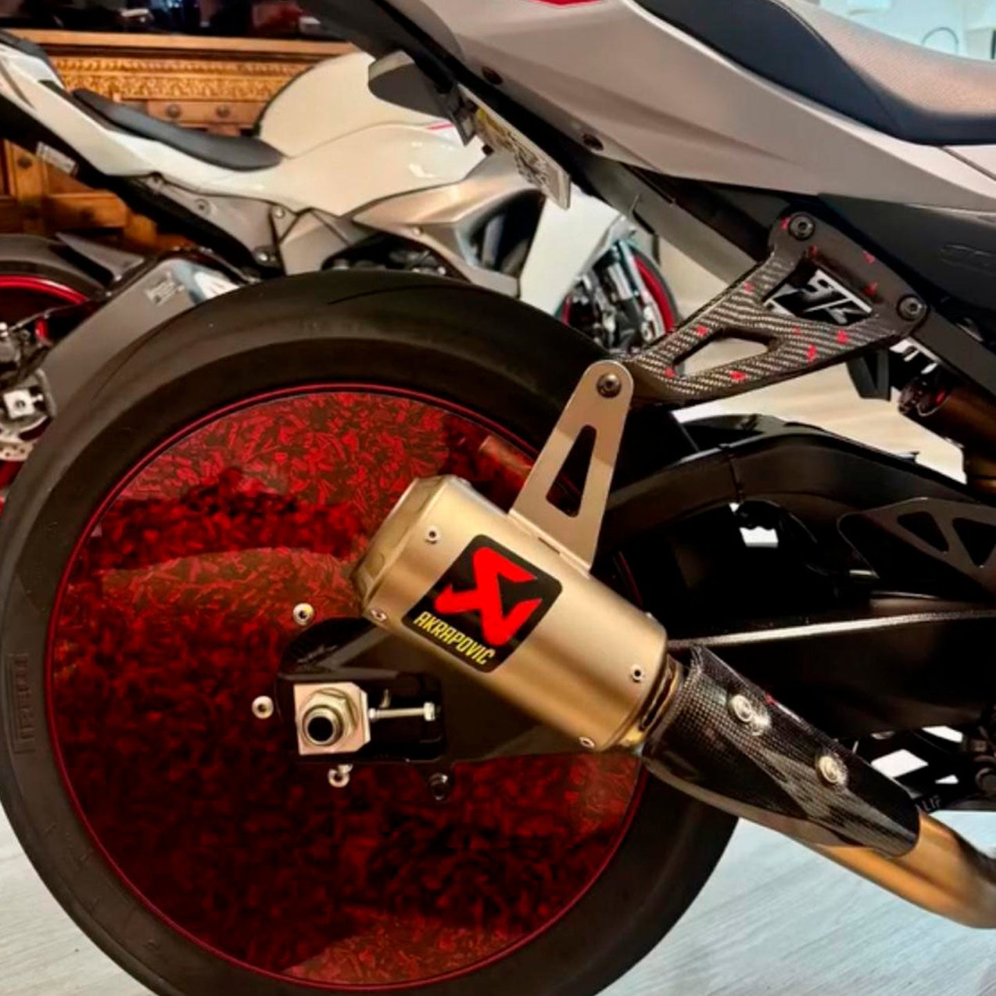 Suzuki gsxr1000 2017+ twill exhaust bracket - Plain or with color flakes
